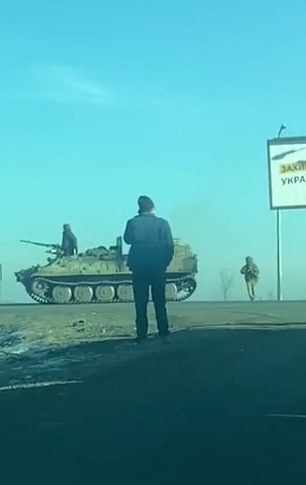 Se vieron vehículos blindados conduciendo en las afueras de la ciudad mientras se veían tanques y tropas que detenían a los civiles que intentaban abandonar el área en sus automóviles.