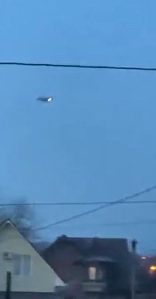 Video publicado en línea muestra un avión de combate volando sobre Dnipro
