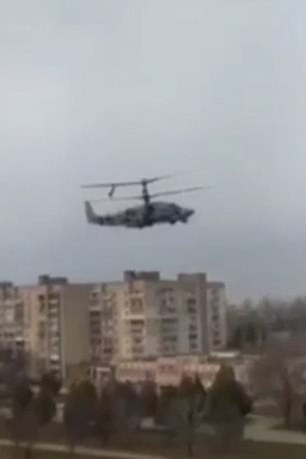 Helicópteros sobrevuelan una ciudad en Ucrania