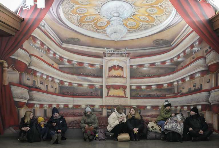 Un grupo de personas descansan apoyadas contra una pared del metro de la capital ucraniana, que se utiliza como refugio, en Kiev, Ucrania, el 25 de febrero de 2022. (AP Foto/Efrem Lukatsky)