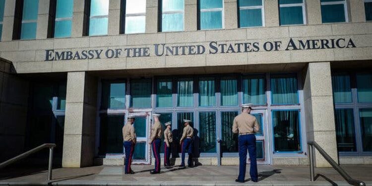 Un grupo de infantes de marina frente al edificio de la embajada en La Habana.