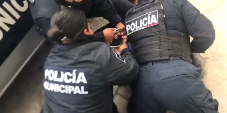 Adulta mayor es sometida con violencia por policías de Pachuca; los investigan