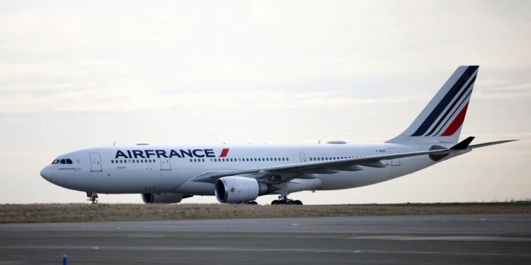 Air France suspendió sus vuelos a Kiev y el grupo Lufthansa canceló los viajes a gran parte de Ucrania