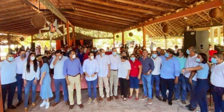 Apoyan a Alejandro Bravo líderes priístas de Coyuca de Benítez