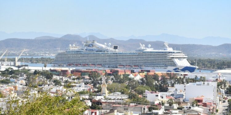 Arriba a Mazatlán crucero con más de dos mil personas