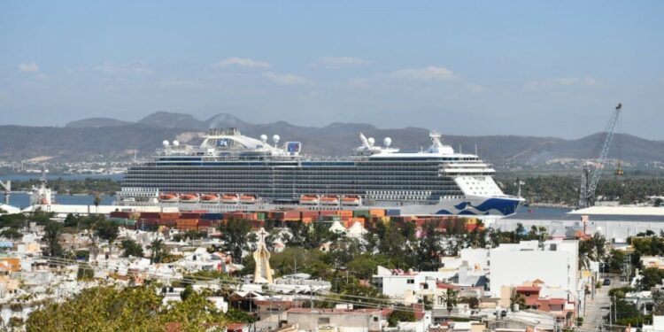 Arribó el crucero turístico Carnival Panorama al puerto de Mazatlán