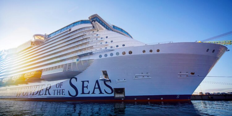 Así es el crucero más grande del mundo estacionado en Cádiz