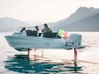 Di adiós a los mareos: el primer barco eléctrico que "vuela" por encima del agua