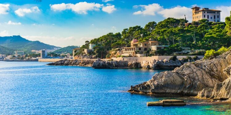 Baleares congela su parque hotelero para evitar saturación turística - Viajes