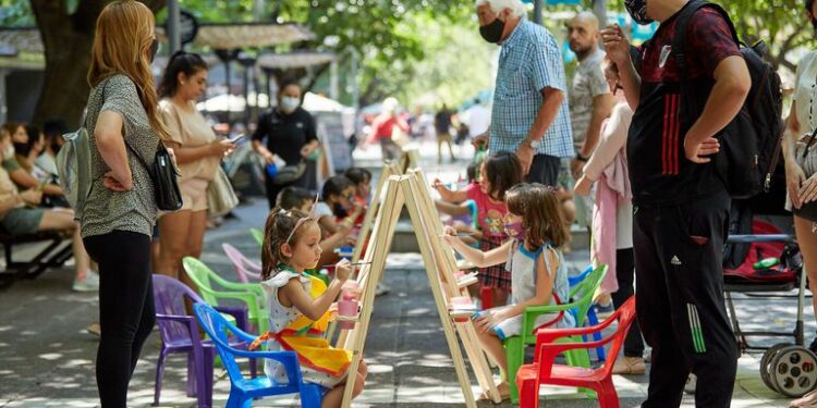 En la peatonal Sarmiento, la municipalidad de la ciudad de Mendoza realiza actividades temáticas para los turistas y el público local