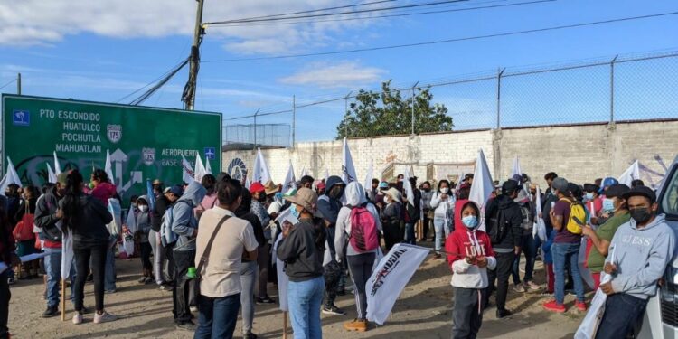 Bloquea FPR crucero del Aeropuerto en Oaxaca