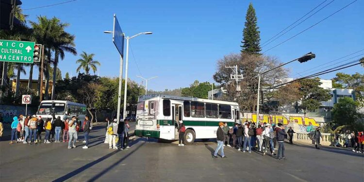Bloquean crucero de Fonapas en la ciudad de Oaxaca