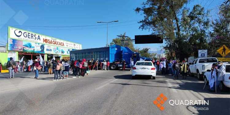 Bloquean el crucero del aeropuerto en Oaxaca