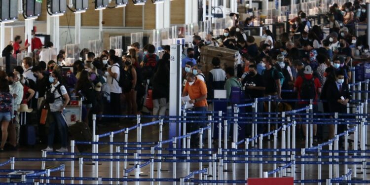 Bloqueo de camioneros: vuelos retoman normalidad mientras que viajes por tierra en Antofagasta continúan con problemas