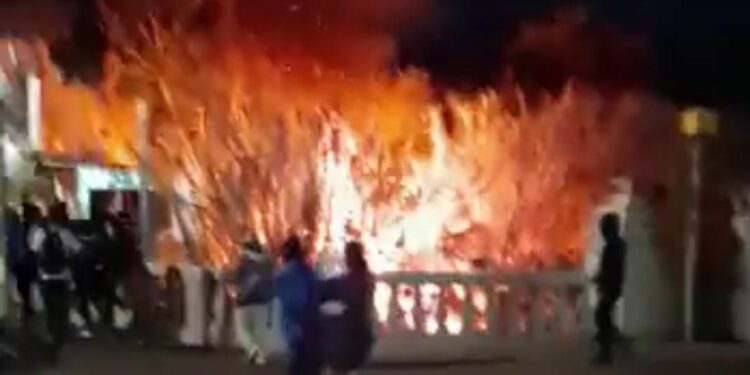 Bomberos sofocan incendios en crucero de Oaxaca de Juárez