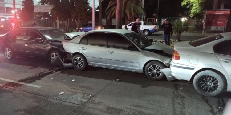 Carambola deja daños en transitado crucero de Los Mochis, Sinaloa