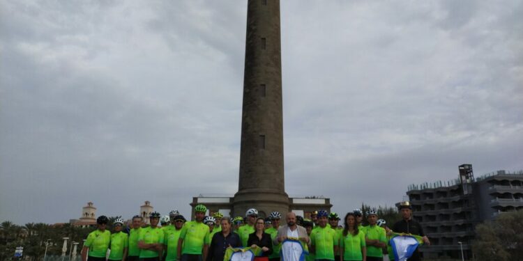 Carlos Álamo y Conchi Narváez reciben a un grupo de ciclistas italianos, formado por 90 turistas, que recorrerán la Isla durante tres semanas