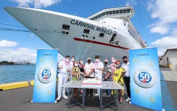 Carnival Miracle hace en Honolulu primera escala del Sealabration inaugural