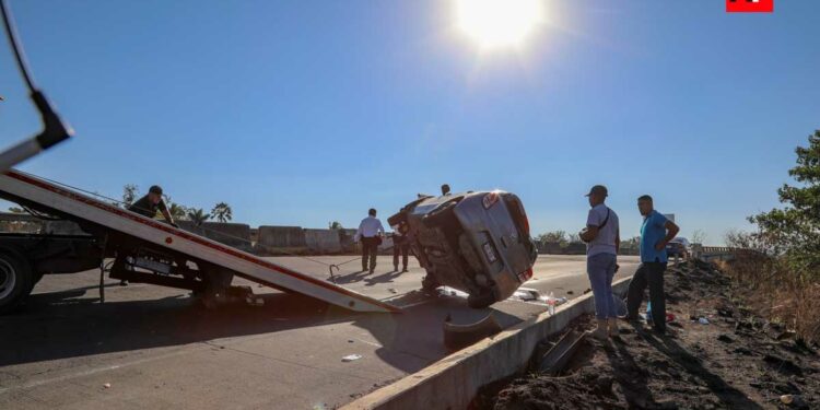 Carro se vuelca en Libramiento Ejército Mexicano y crucero Colima-Jiquilpan; una persona lesionada | AFmedios .