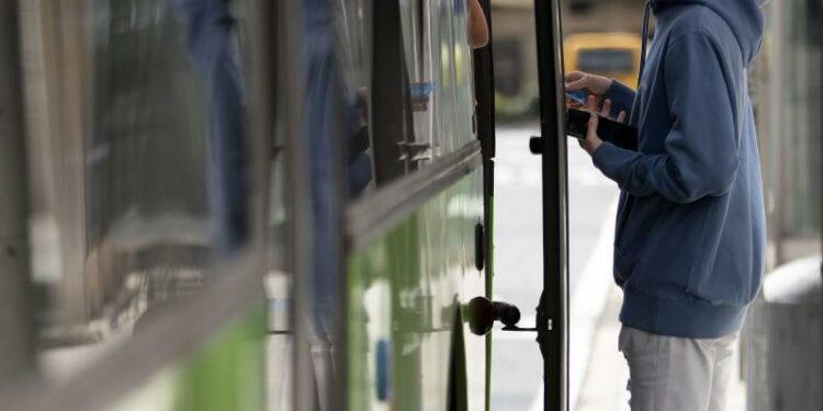 Cerca de 110.000 menores de 21 años realizaron el año pasado 3,3 millones de viajes gratis en los autobuses de la Xunta gracias a la tarjeta 'Xente nova'