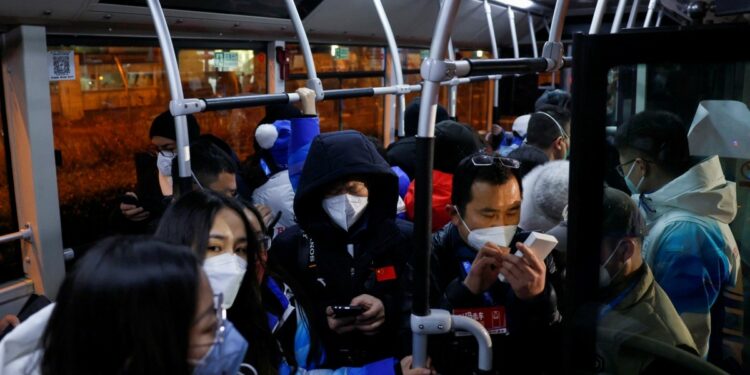 China confina ciudad en la frontera con Vietnam por aumento de casos de Covid-19