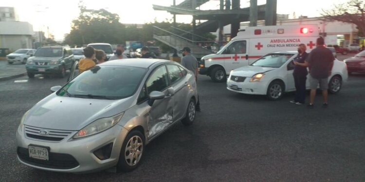 Chocan dos autos en crucero de la Ejército Mexicano, en Mazatlán
