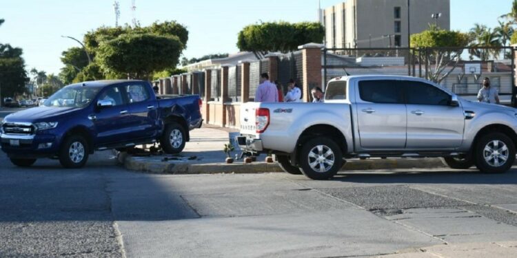 Chocan dos camionetas en crucero de Los Mochis, Sinaloa