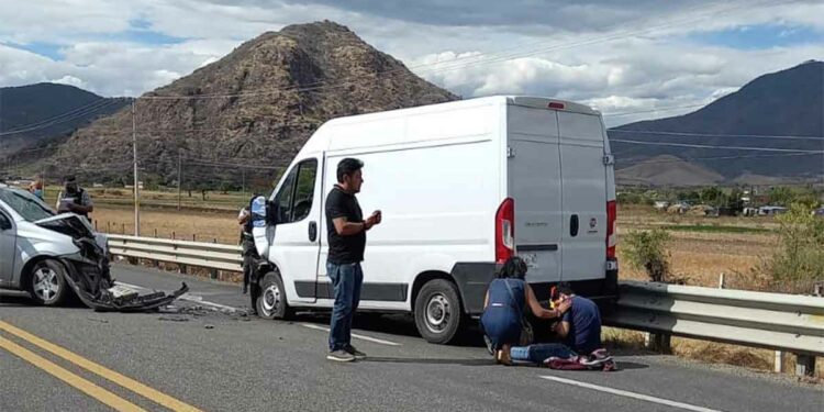 Choque deja un lesionado en el crucero de Tlacochahuaya