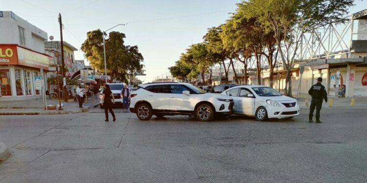 Choque en céntrico crucero de Los Mochis deja daños materiales