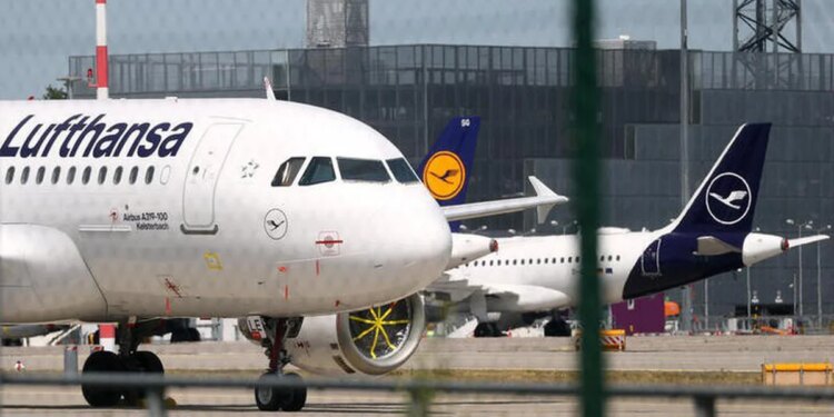Cierres de espacios aéreos desvían a las aerolíneas y exacerban problemas de transporte de carga