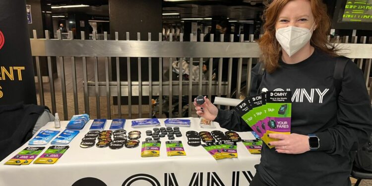 La directora de atención al cliente de la MTA, Sarah Meyer, en la mesa ubicada en Grand Central.