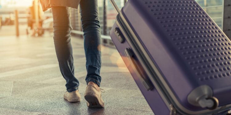 Cómo ahorrar dinero en viajes y vacaciones durante la crisis del costo de vida, desde reservas de hotel hasta tarifas de vuelos