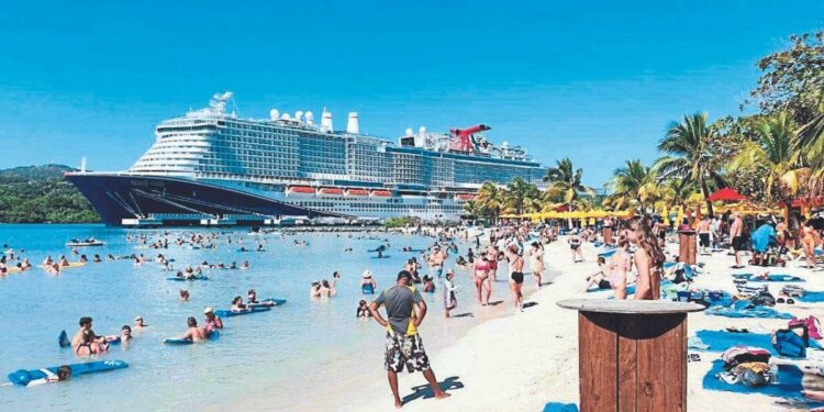Con la mitad de pasajeros llegan los cruceros a Roatán por la pandemia