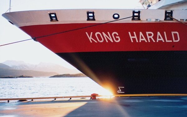 Con tres cruceros parte transformación verde de buques de Hurtigruten