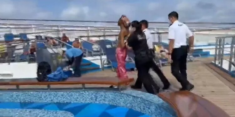 La mujer gritaba "Alicia" mientras los guardias la ayudan a subir un tramo de escaleras y salir de la terraza de la pileta (Crédito: Fox 8)