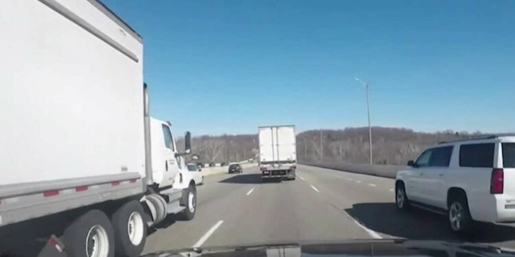 Convoy de camioneros viaja a Washington para protestar contra medidas por COVID-19