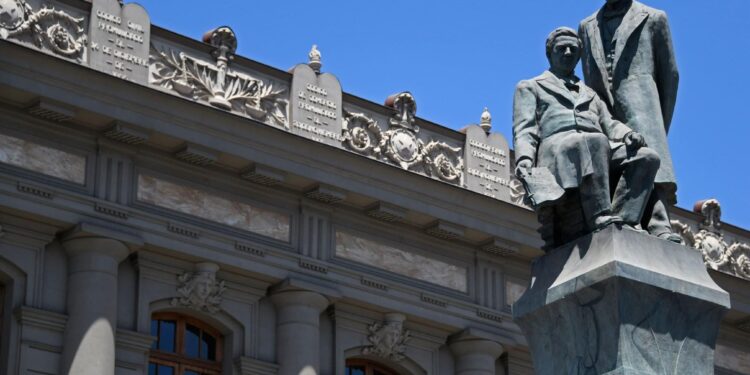 Corte de Santiago ordena entregar información sobre viajes al extranjero de vicealmirante solicitada por Ley de Transparencia.