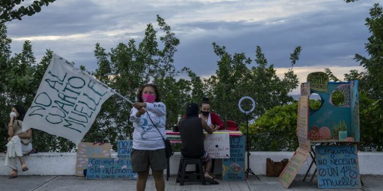 La activista Guadalupe Martín Cab ondea una bandera durante la recogida de firmas en contra del cuarto muelle, el 22 de enero
