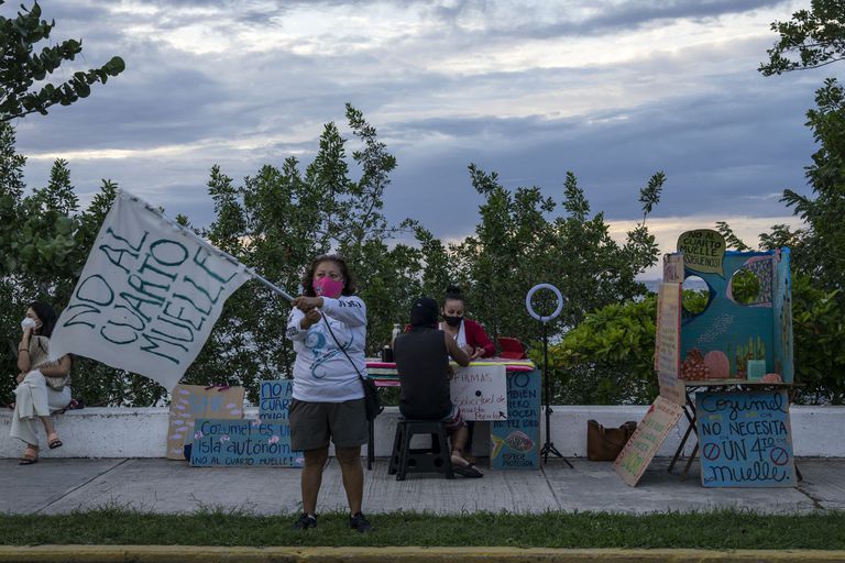 La activista Guadalupe Martín Cab ondea una bandera durante la recogida de firmas en contra del cuarto muelle, el 22 de enero
