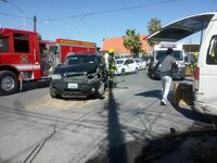 Conductor se distrae con celular y provoca choque en Torreón