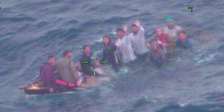 Crucero rescata a cuatro balseros cubanos cerca de la Isla
