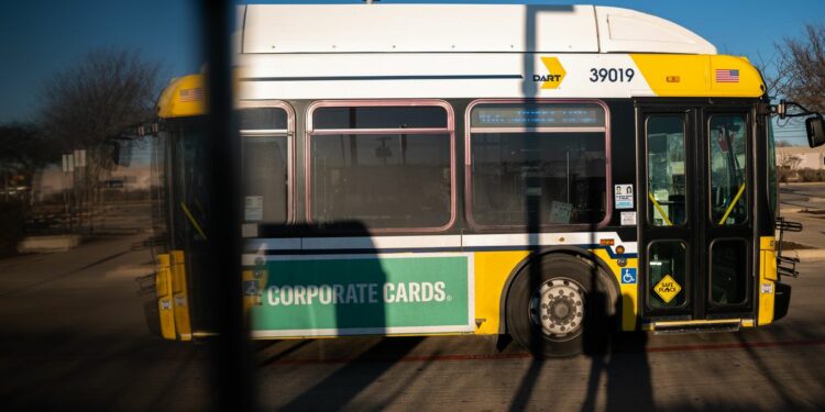 DART y Trinity Metro ofrecen viajes gratis para ir a votar en Dallas y Tarrant