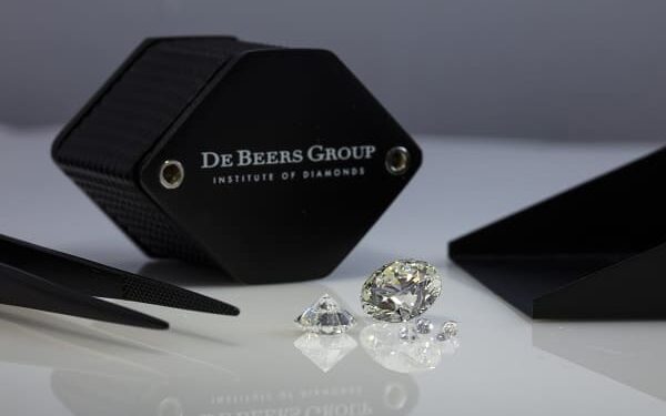 De Beers vuelve a mirar los diamantes en Gaborone mientras se abren los viajes