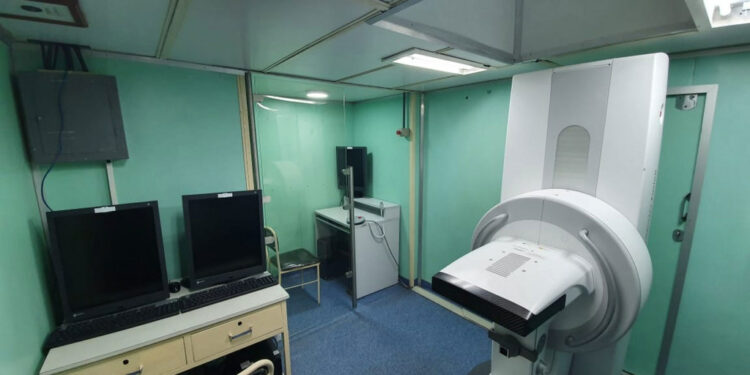 Una máquina de mamografía a bordo del buque de la marina brasileña Carlos Chagas.