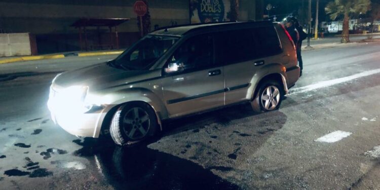 El conductor se impactó con un señalamiento y al ser recluido intentó huir, cayó al suelo y finalmente golpeó a un agente.