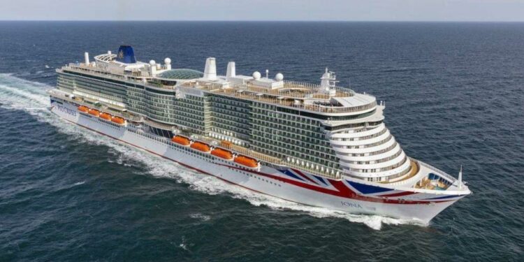 El MS Iona, uno de los cruceros más grandes del mundo, cancela su escala en A Coruña