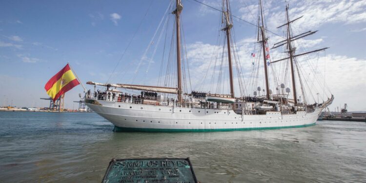 El buque Elcano zarpa de Cádiz para su 94 crucero de instrucción