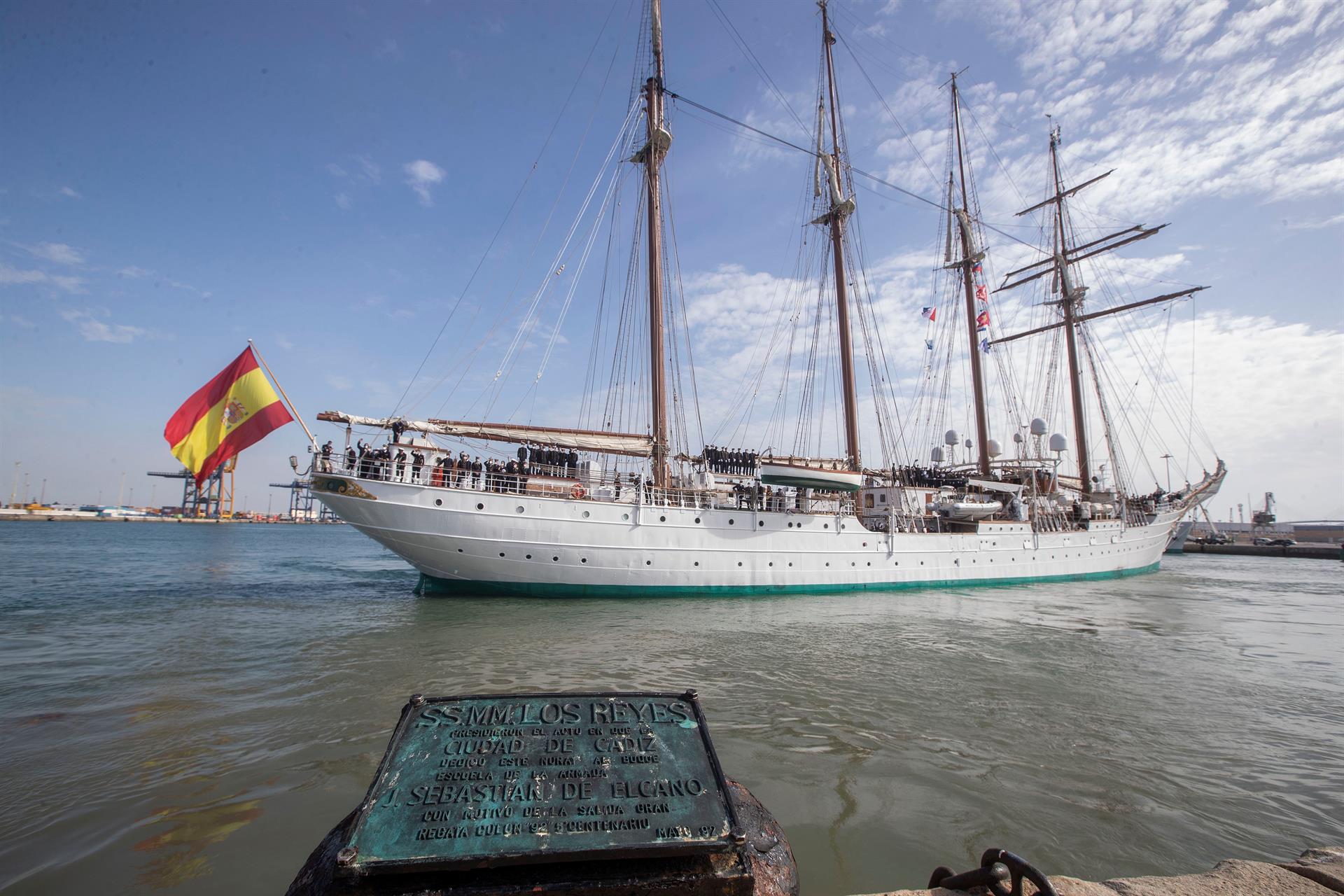 El buque Elcano zarpa de Cádiz para su 94 crucero de instrucción