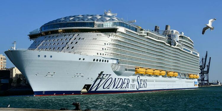 El crucero más grande del mundo hace escala en Cádiz coincidiendo con el 120 aniversario de la APBC, hoy “puerta de tres continentes”