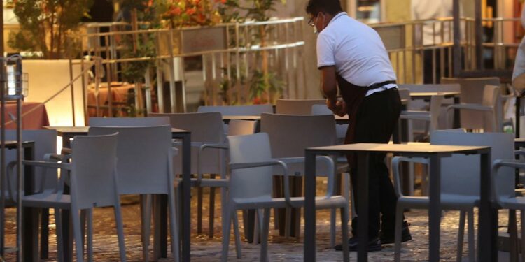 El sector servicios recupera las ventas con una subida récord del 15,8 % en 2021